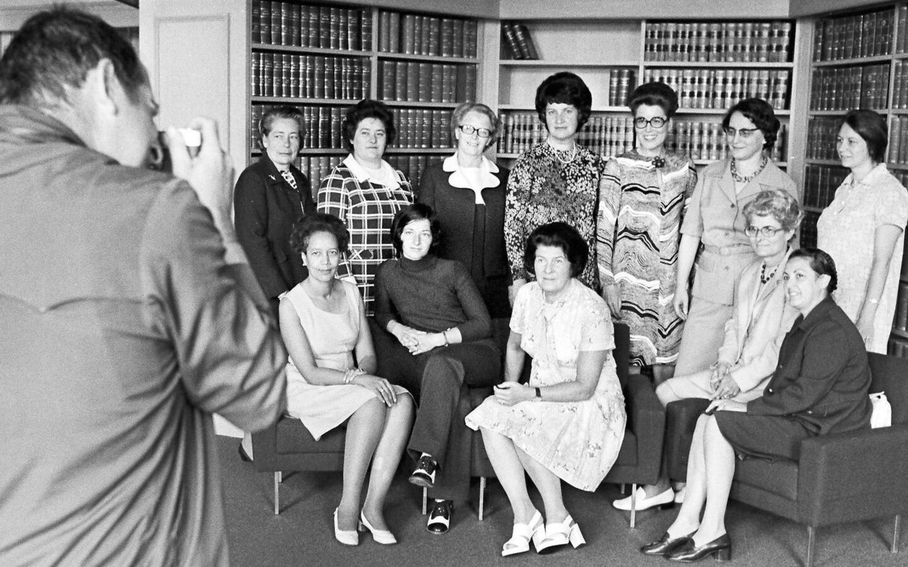 Ein historisches Bild: 1971 eroberten die Frauen den Nationalrat. Die ersten zwölf gewählten Nationalrätinnen der Schweiz vor der Linse des Fotografen. 
